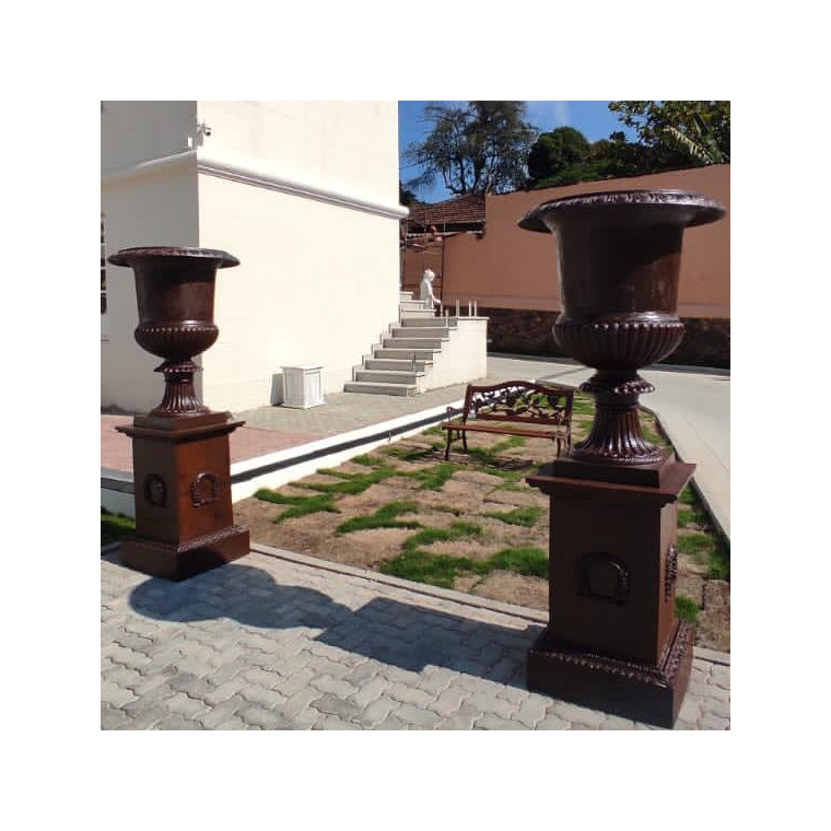 imagem do produto Base de Vaso Romano GG em Ferro Fundido 95cm VRF101 Para Jardins de Luxo 