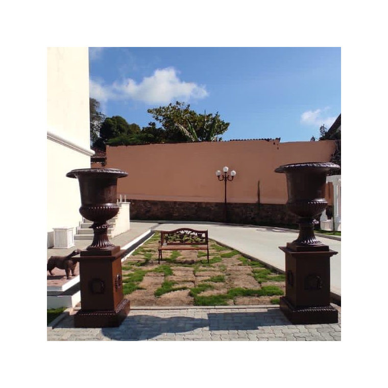 imagem do produto Base de Vaso Romano GG em Ferro Fundido 95cm VRF101 Para Jardins de Luxo 