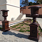 imagem do produto Base de Vaso Romano GG em Ferro Fundido 95cm VRF101 Para Jardins de Luxo 