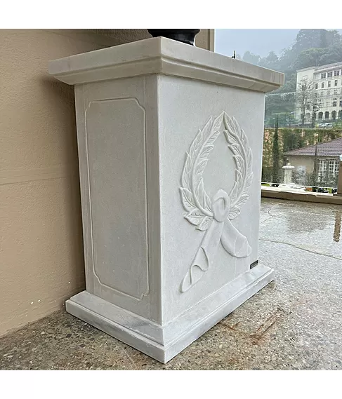 imagem de Base em Mármore Branco 80cm VRMP339 Sofisticação e Destaque