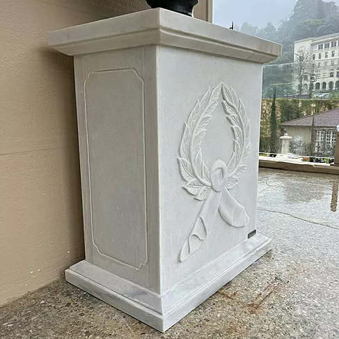 imagem de Base em Mármore Branco 80cm VRMP339 Sofisticação e Destaque