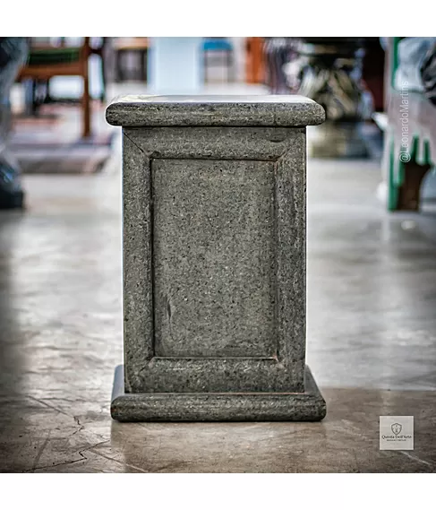 imagem de Base em Mármore Preto 50cm VRMP292 Sofisticação e Destaque