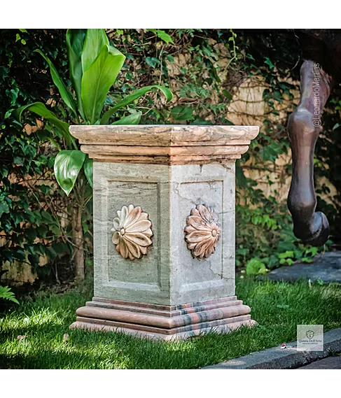 imagem de Base Quadrada em Mármore Colorido 70cm VRMP108 Para Decoração e Projetos Sofisticados 