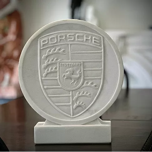 imagem de Brasão Porsche em Mármore Branco 46cm VRMP369 Sofisticação Automotiva