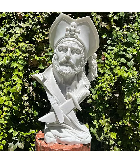 imagem de Busto Capitão Pirata em Mármore Branco 60cm - BMP049