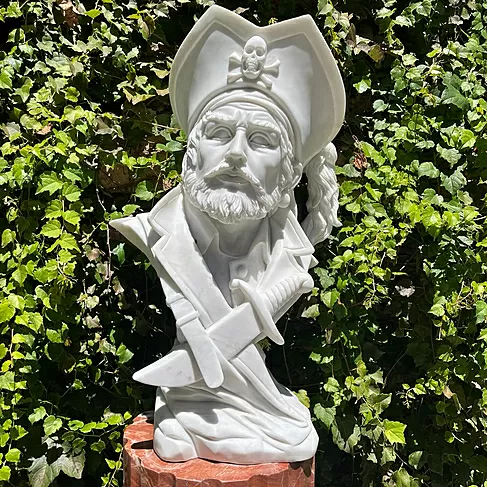 imagem de Busto Capitão Pirata em Mármore Branco 60cm BMP049 Aventura e Personalidade