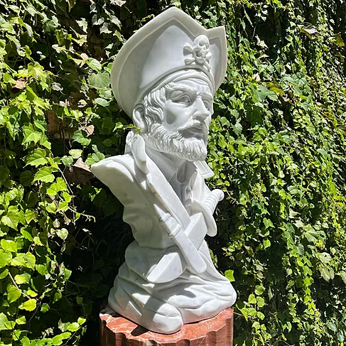 imagem de Busto Capitão Pirata em Mármore Branco 60cm BMP049 Aventura e Personalidade