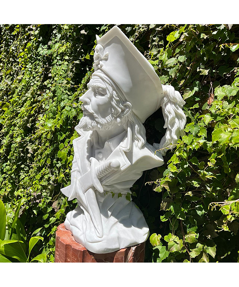 imagem do produto Busto Capit�o Pirata em M�rmore Branco 60cm - BMP049