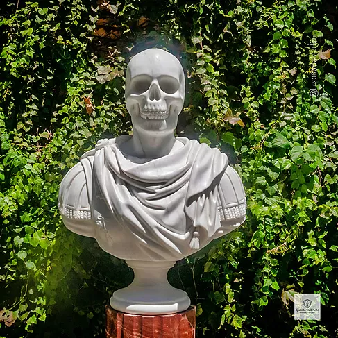 imagem de Busto Caveira em Mármore Branco 81cm BMP057  Escultura Premium para Ambientes Sofisticados