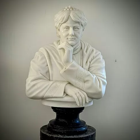imagem de Busto Helena Blavatsky em Mármore Branco 90cm BMP079 Misticismo e Elegância