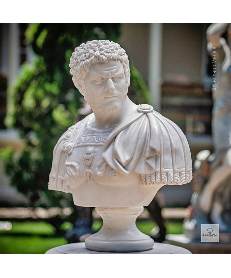 imagem do produto Busto Imperador Caracala em M�rmore Branco 60cm - BMP066