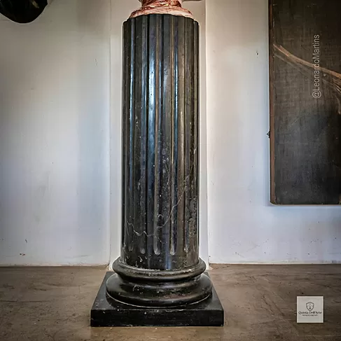 imagem de Coluna Bolzano em Mármore Preto 100cm VRMP352 Escultural para Projetos Sofisticados