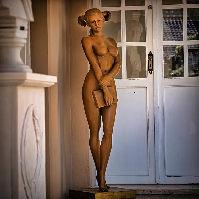imagem de Escultura A Estudante em Bronze 169cm - EBZ627 Sofisticação e Exclusividade