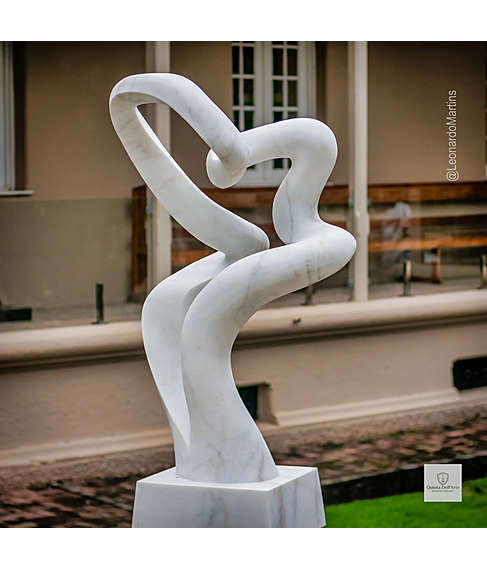 imagem de Escultura Abstrata em Mrmore Branco 160cm - EMP695