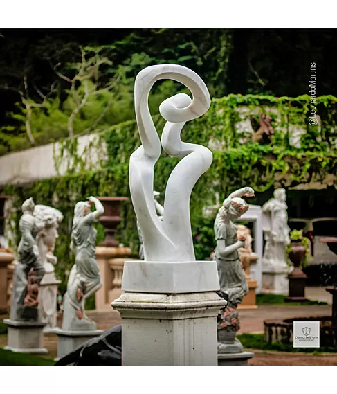 imagem de Escultura Abstrata em Mármore Branco 160cm - EMP695
