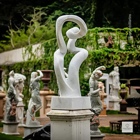 imagem de Escultura Abstrata em Mármore Branco 160cm - EMP695 Destaque no Paisagismo