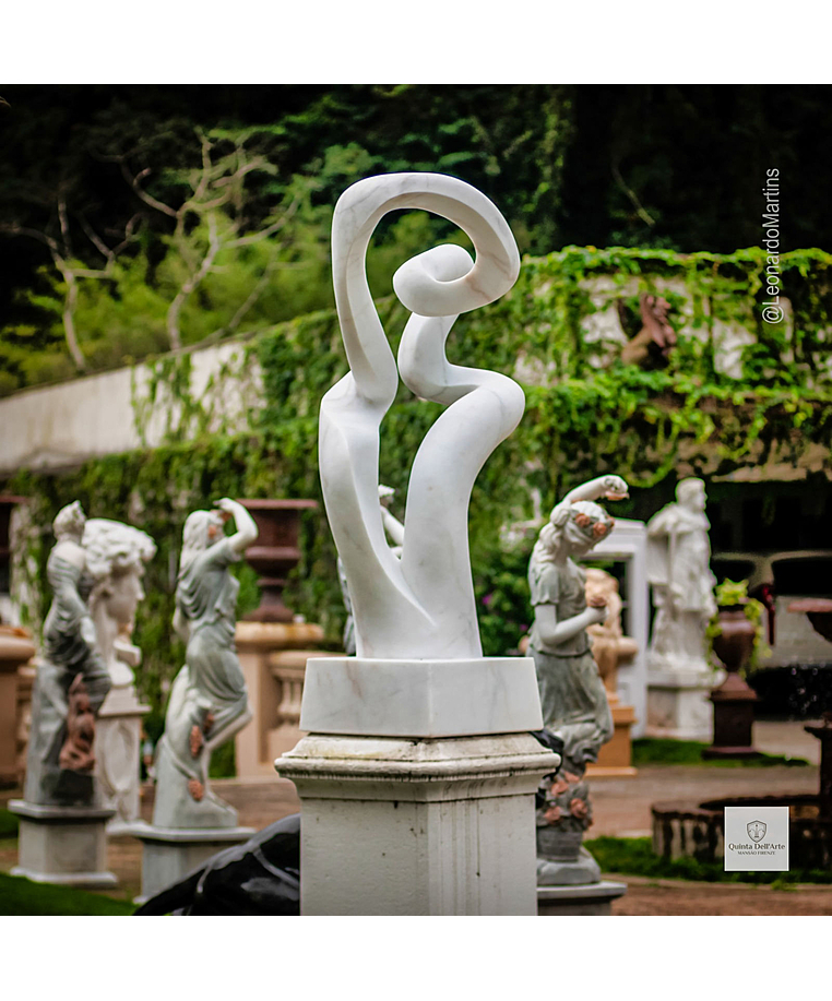 imagem do produto Escultura Abstrata em M�rmore Branco 160cm - EMP695 Destaque no Paisagismo
