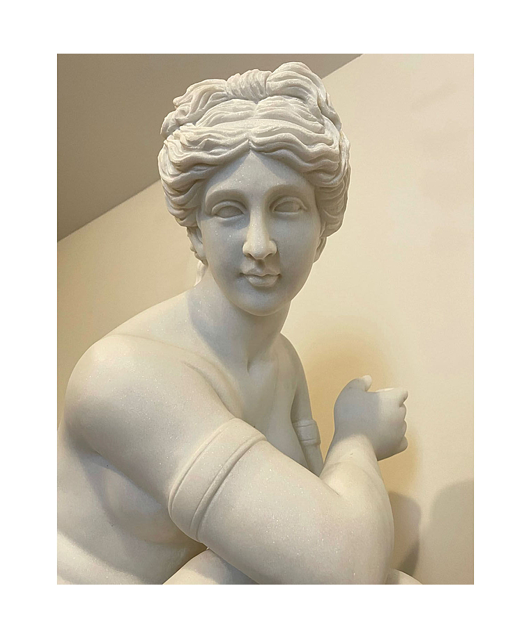 imagem do produto Escultura Afrodite Agachada 87cm - Emp447