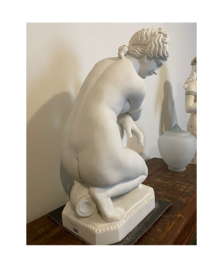 imagem do produto Escultura Afrodite Agachada 87cm - Emp447