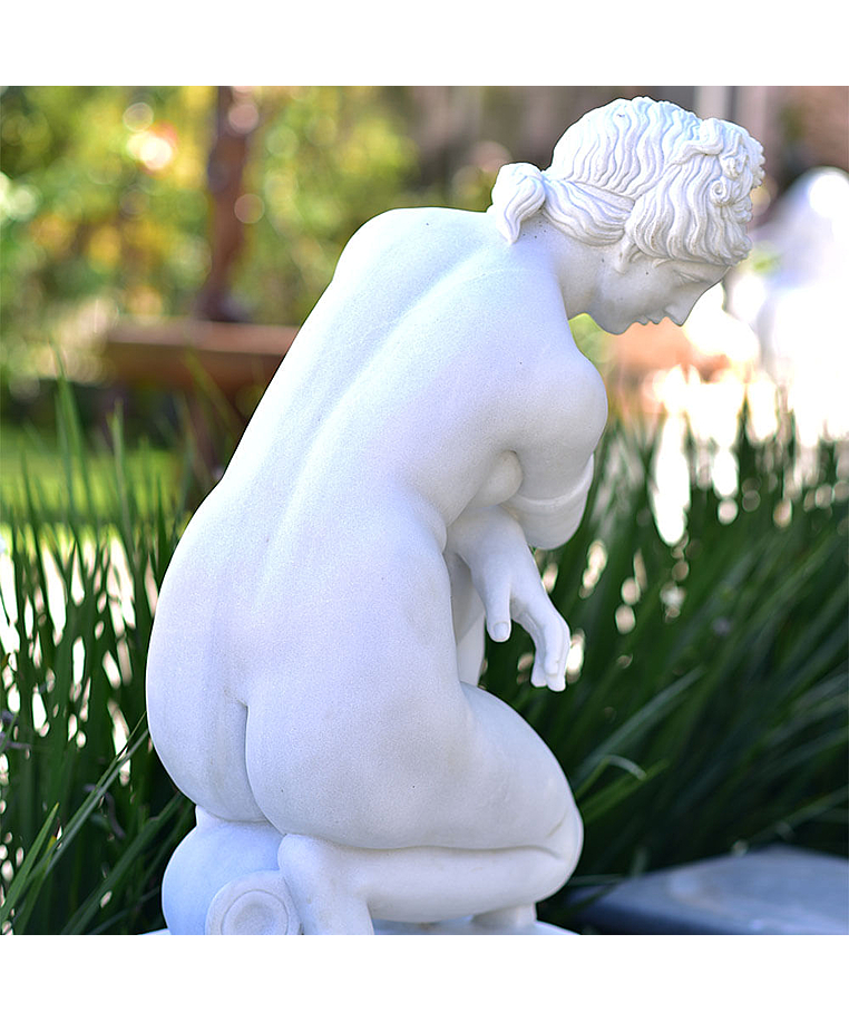 imagem do produto Escultura Afrodite Agachada 87cm - Emp447