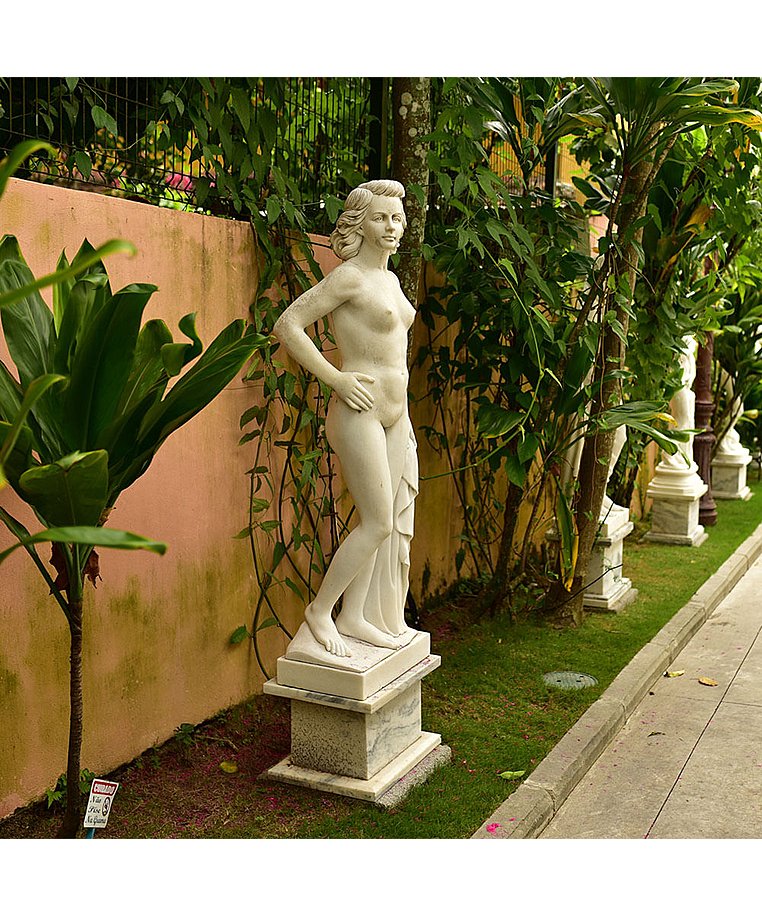 imagem do produto Escultura Anitta 160cm - EMP470 Destaque no Paisagismo de Luxo