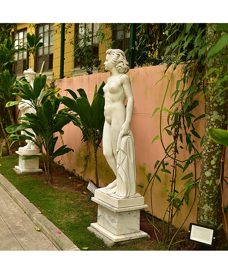 imagem do produto Escultura Anitta 160cm - EMP470 Destaque no Paisagismo de Luxo