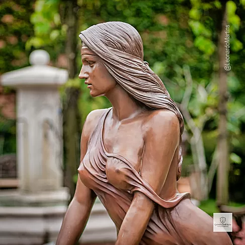 imagem de Escultura Bella Dona Bronze 160cm  - EBZ697 Elegância e Sofisticação