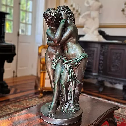 imagem de Escultura Casal Primeiro Beijo 60cm EML182 Romance e Elegância