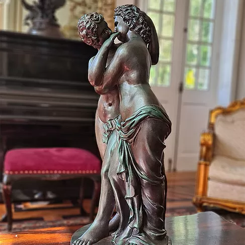 imagem de Escultura Casal Primeiro Beijo 60cm EML182 Romance e Elegância