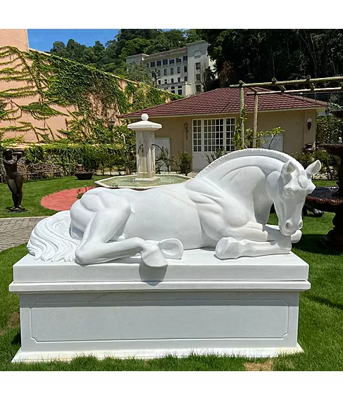 imagem de Escultura Cavalo Deitado com Base 135cm - EMP577