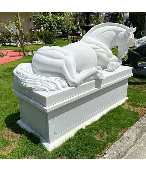 imagem de Escultura Cavalo Deitado com Base 135cm - EMP577