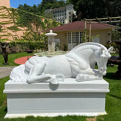 imagem de Escultura Cavalo Deitado com Base em Mármore 135cm - EMP577 Elegância e Serenidade