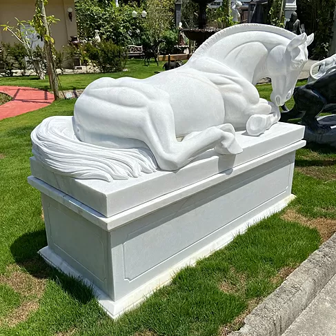 imagem de Escultura Cavalo Deitado com Base em Mármore 135cm - EMP577 Elegância e Serenidade