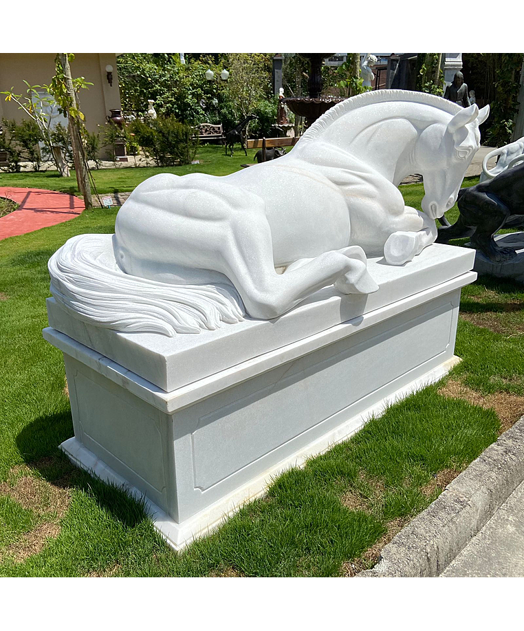 imagem do produto Escultura Cavalo Deitado com Base em M�rmore 135cm - EMP577 Eleg�ncia e Serenidade
