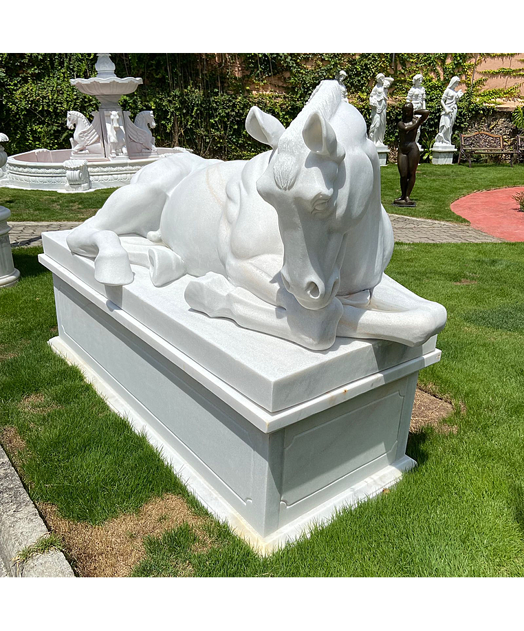 imagem do produto Escultura Cavalo Deitado com Base em M�rmore 135cm - EMP577 Eleg�ncia e Serenidade