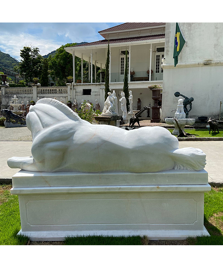 imagem do produto Escultura Cavalo Deitado com Base em M�rmore 135cm - EMP577 Eleg�ncia e Serenidade