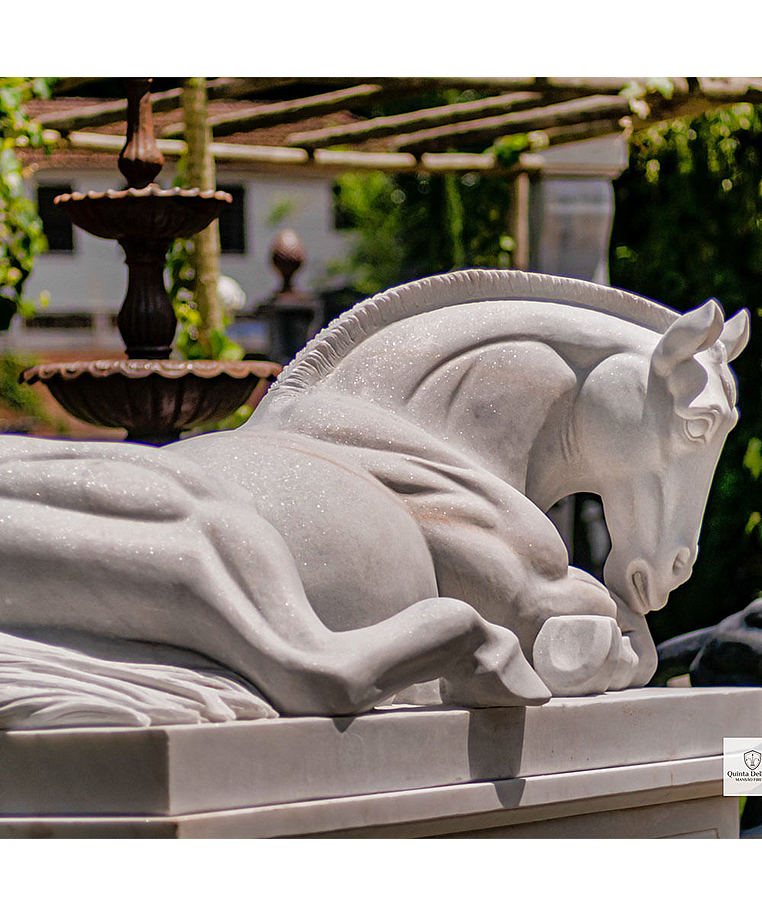 imagem do produto Escultura Cavalo Deitado com Base em M�rmore 135cm - EMP577 Eleg�ncia e Serenidade