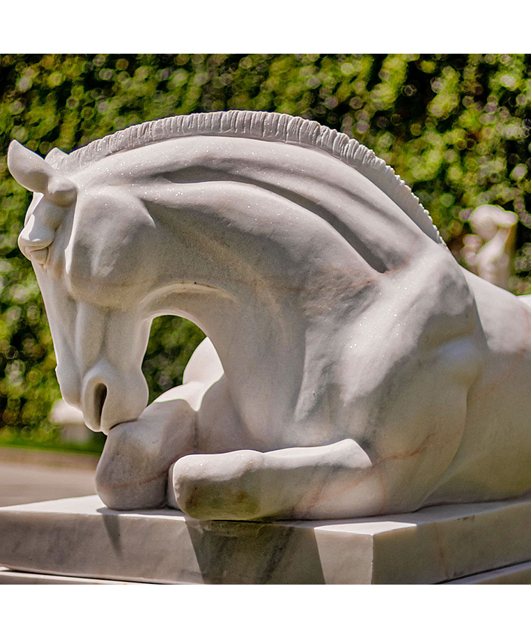 imagem do produto Escultura Cavalo Deitado com Base em M�rmore 135cm - EMP577 Eleg�ncia e Serenidade