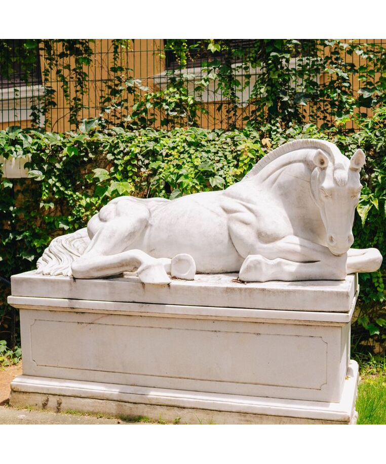 imagem do produto Escultura Cavalo Deitado com Base em M�rmore 135cm - EMP577 Eleg�ncia e Serenidade