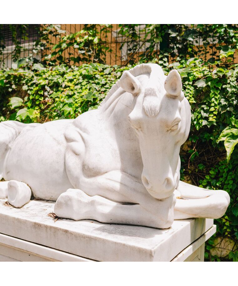 imagem do produto Escultura Cavalo Deitado com Base em M�rmore 135cm - EMP577 Eleg�ncia e Serenidade