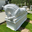 imagem do produto Escultura Cavalo Deitado com Base em M�rmore 135cm - EMP577 Eleg�ncia e Serenidade