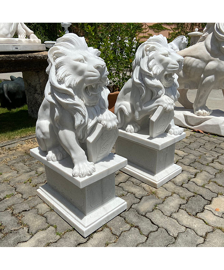 imagem do produto Escultura de Le�es com Escudo em M�rmore 104cm | Est�tua Premium EMP576