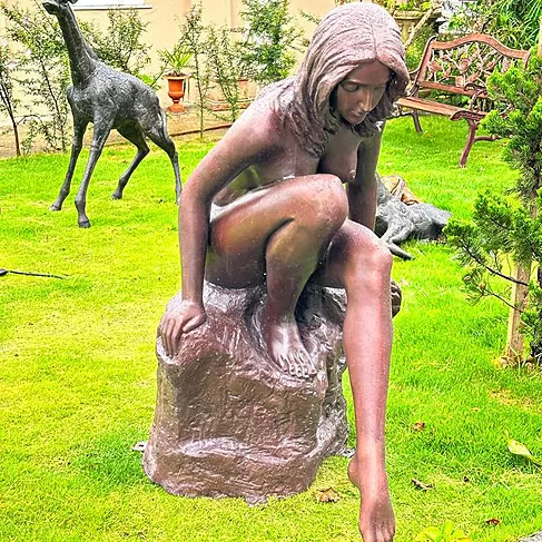 imagem de Escultura em Bronze Ninfa na Piscina 122cm - EBZ572 Arte Refinada