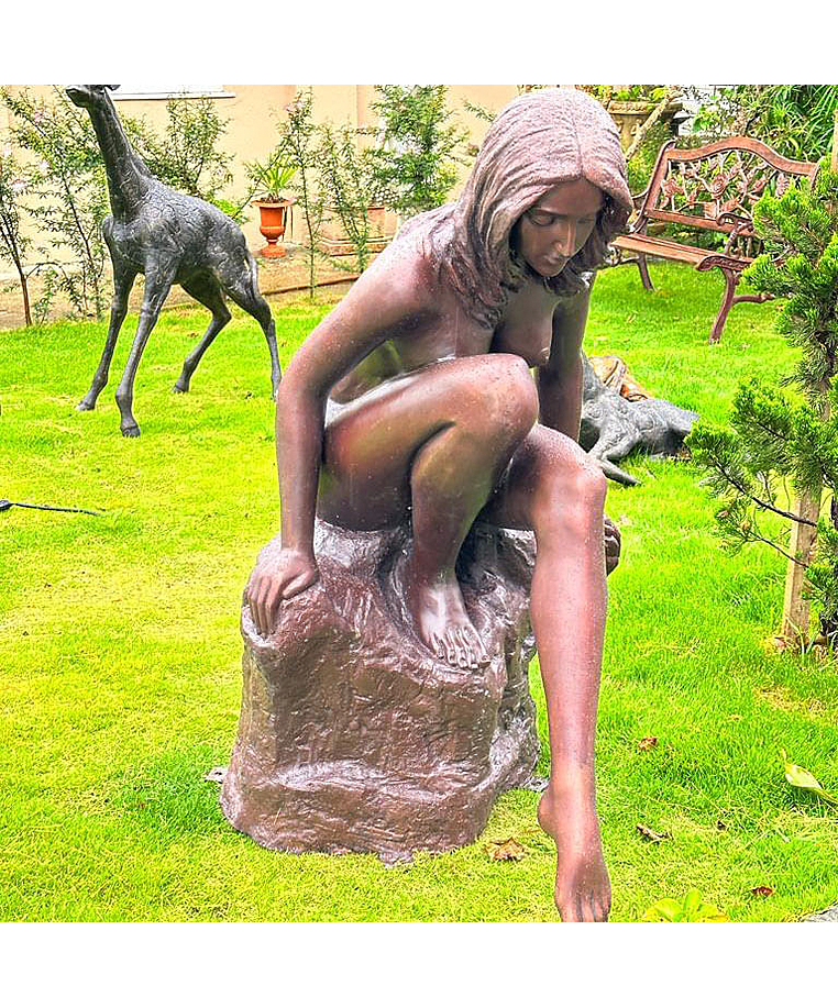 imagem do produto Escultura em Bronze Ninfa na Piscina 122cm - EBZ572 Arte Refinada