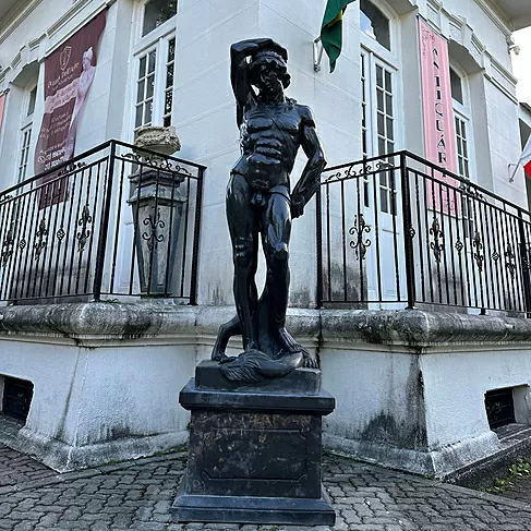imagem de Escultura em Mármore Preto Apollo Vencendo 230cm - EMP561 Força e Elegância Clássica