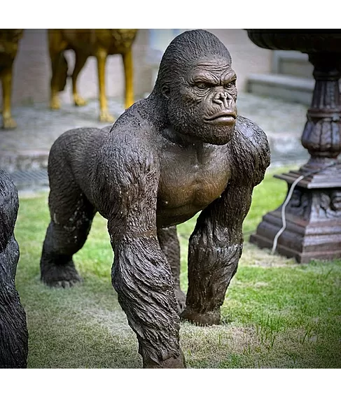 imagem de Escultura Gorila de Bronze Andando 105cm - EBZ710 Destaque no Paisagismo