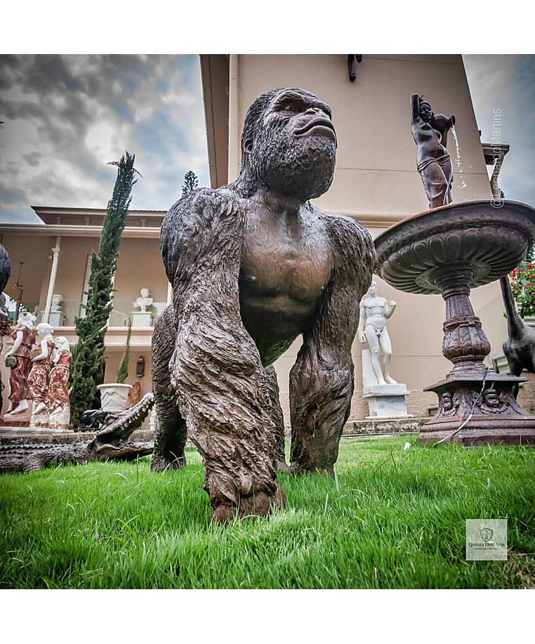 imagem do produto Escultura Gorila de Bronze Andando 105cm - EBZ710 Destaque no Paisagismo