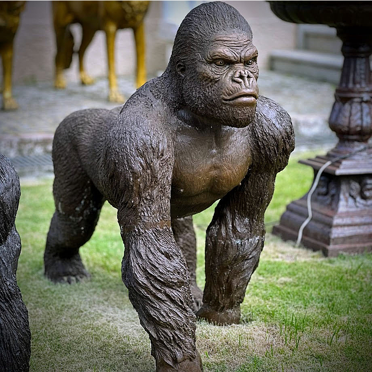 imagem do produto Escultura Gorila de Bronze Andando 105cm - EBZ710