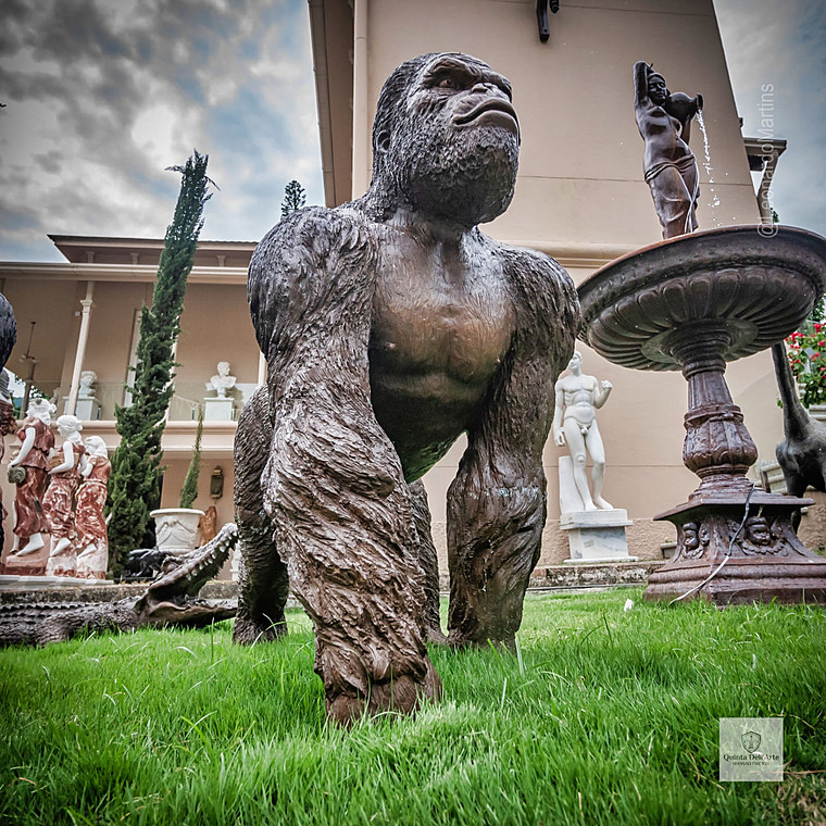 imagem do produto Escultura Gorila de Bronze Andando 105cm - EBZ710