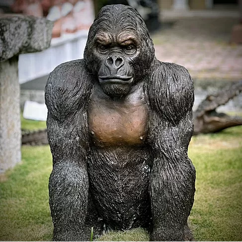 imagem de Escultura Gorila de Bronze Sentado 90cm - EBZ709 Elegância e Força